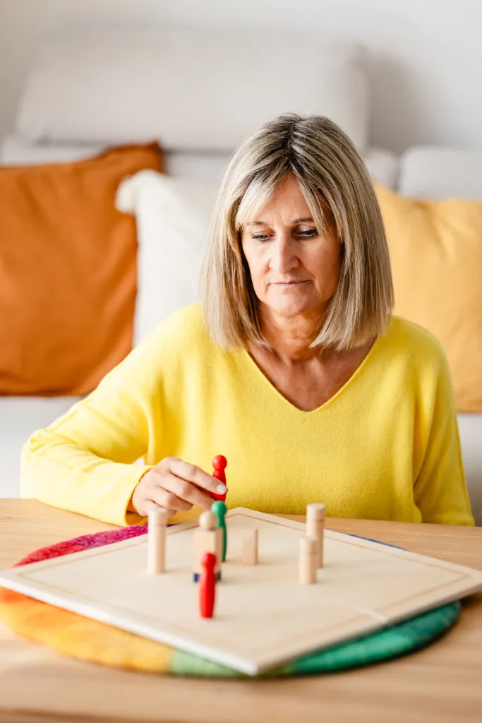 Susanne Eichhorn arbeitet mit einem systemischen Aufstellungsbrett im Coaching